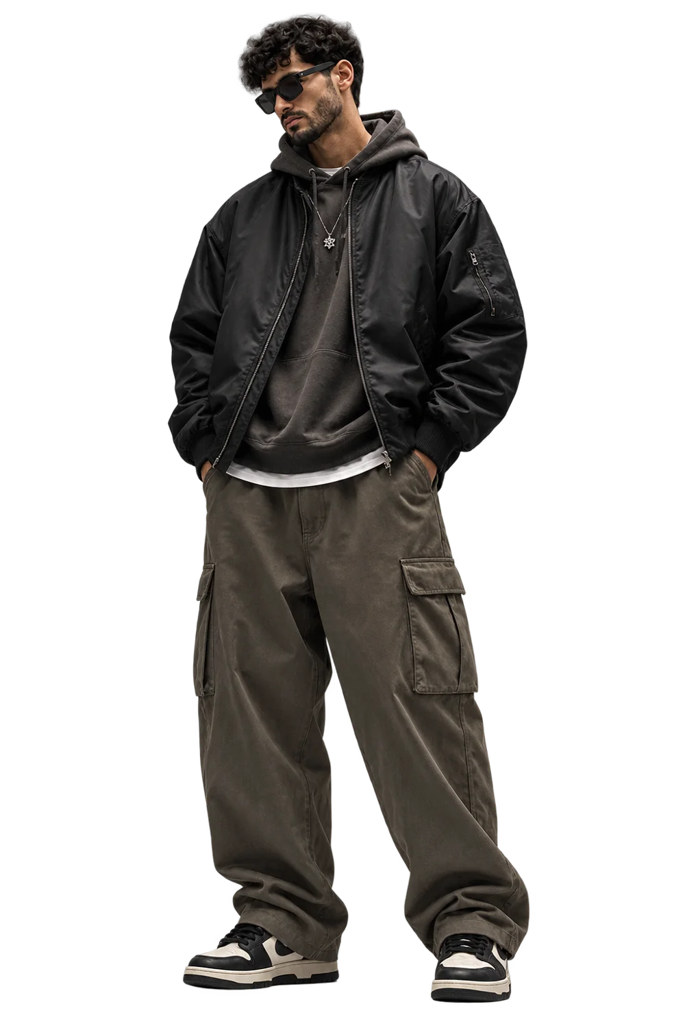 Объёмный streetwear: чёрный бомбер поверх худи, широкие карго и кроссовки